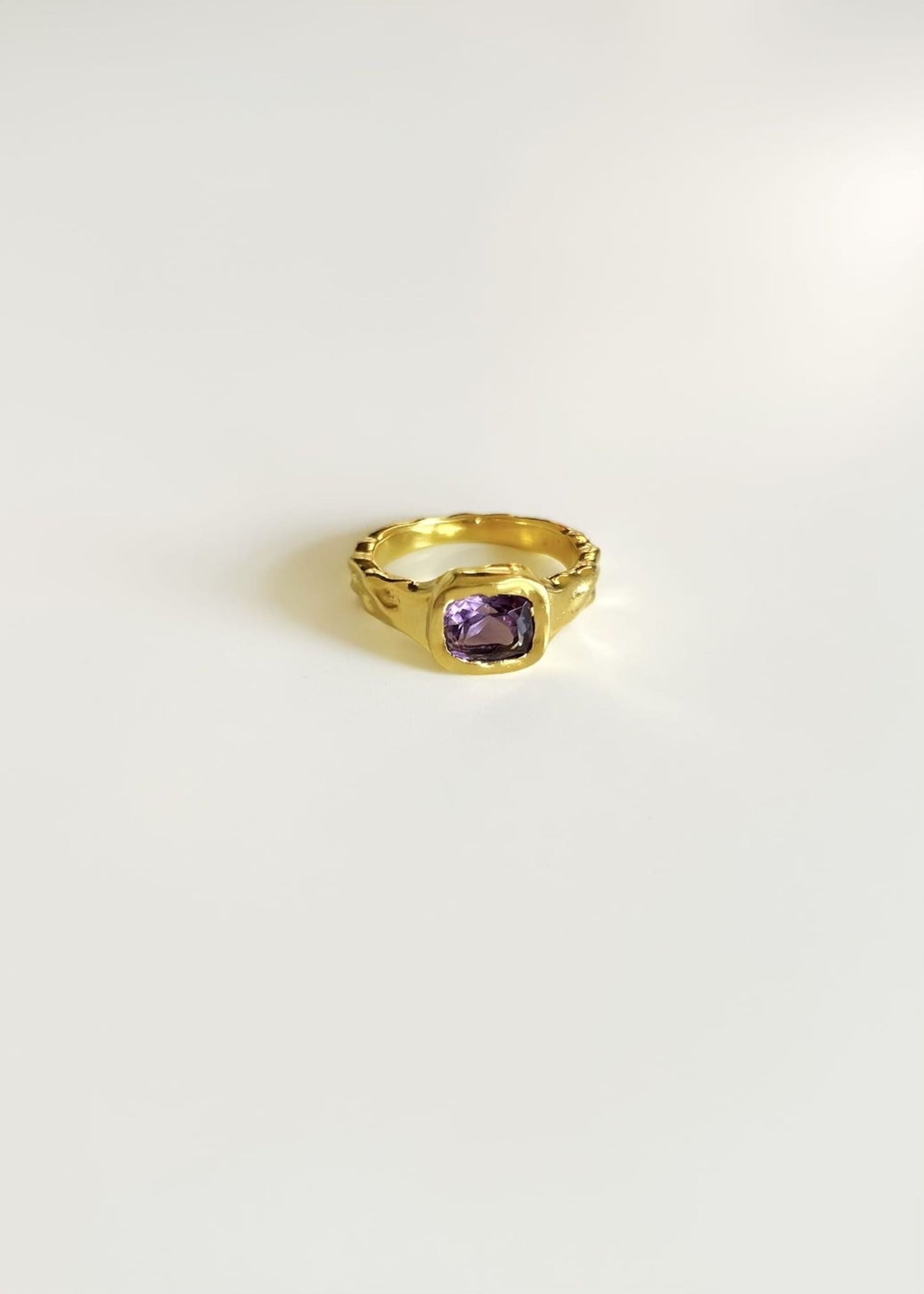 Anillo martelé y amatista