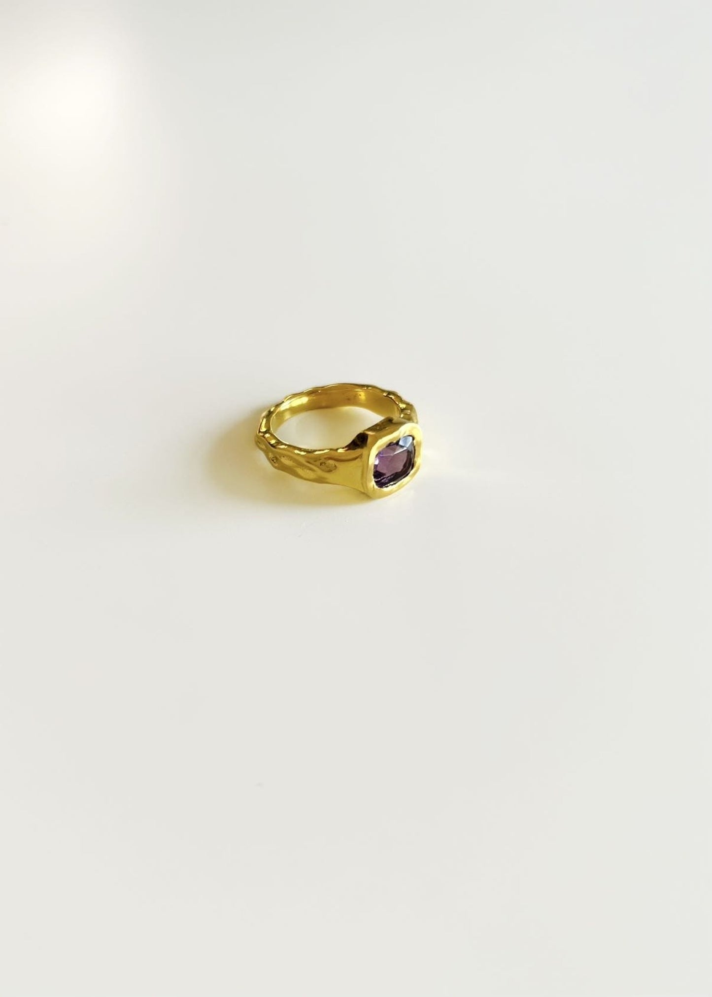 Anillo martelé y amatista