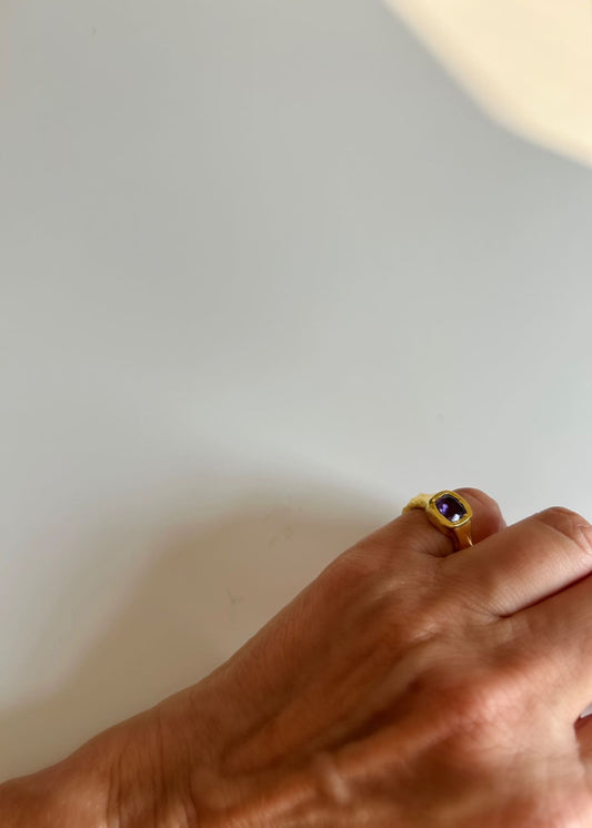 Anillo martelé y amatista