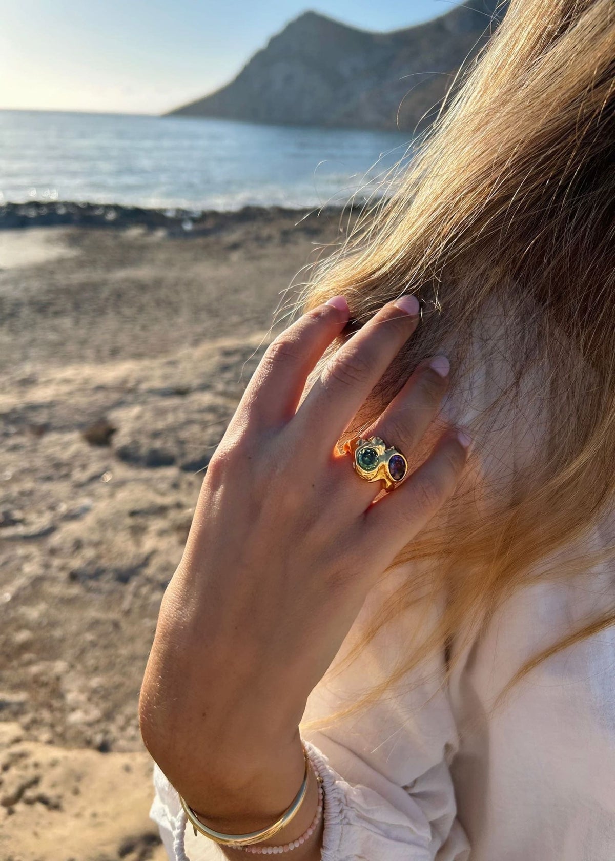 Anillo martelé con circonitas
