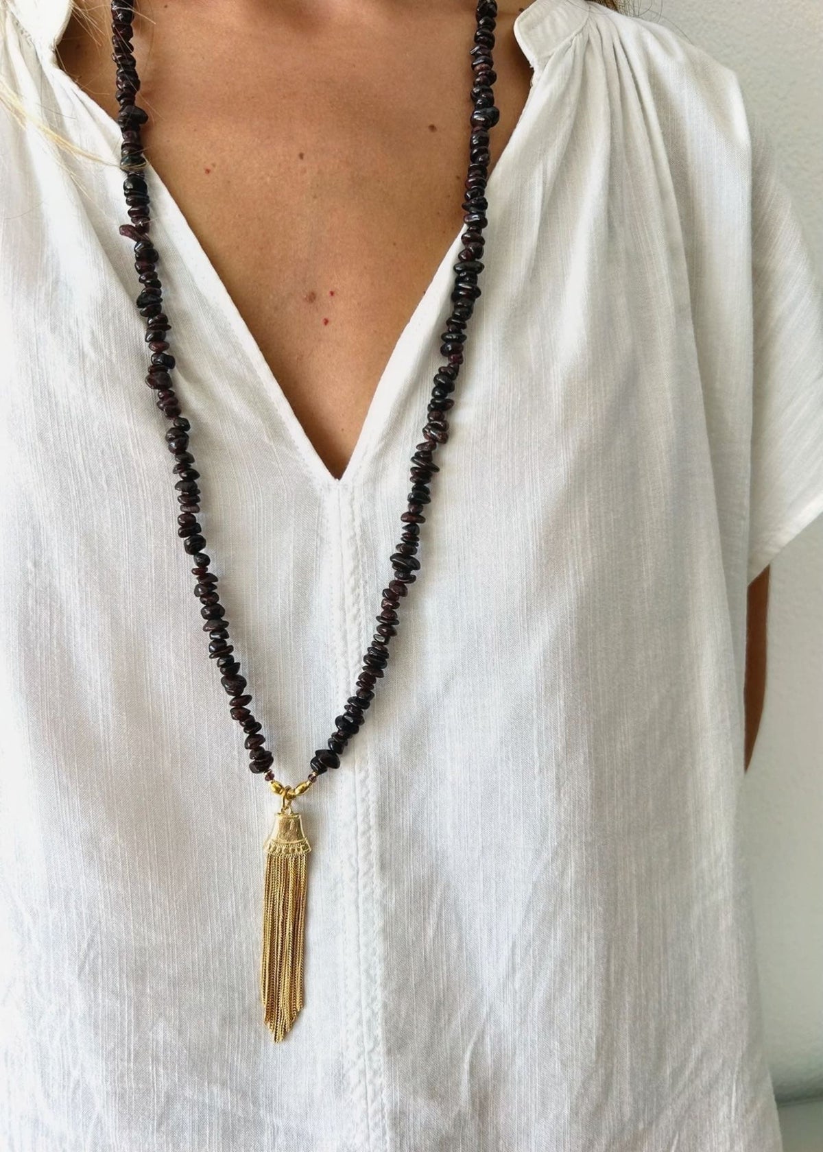 Collar granates y borla dorada