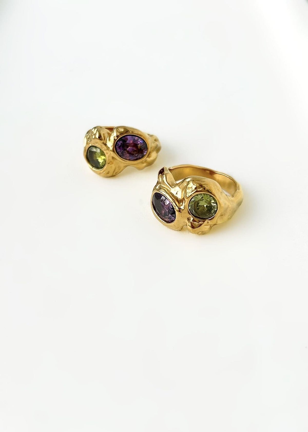 Anillo martelé con circonitas
