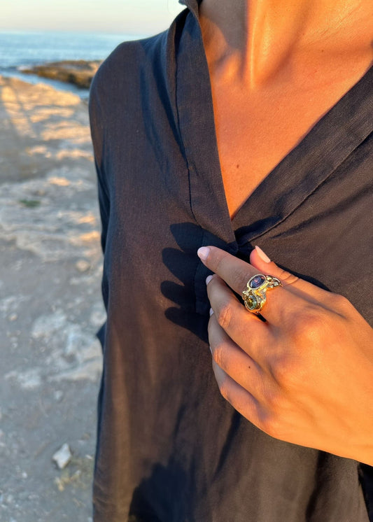 Anillo martelé con circonitas